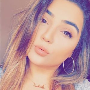 Meet your Posher, Cassandra